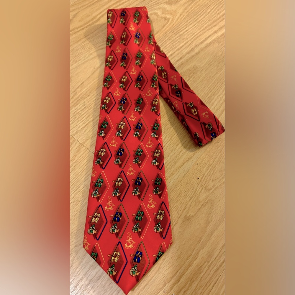 Vtg Necktie Celebrating Christmas With Red Green Gold Presents Bows & Bells 62"